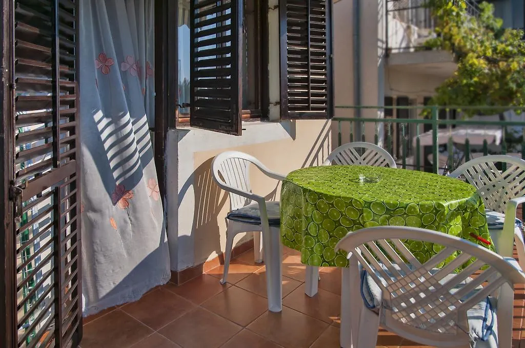 Apartment Dinono بولا